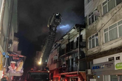 Alanya'da 3 katlı binada yangın paniği