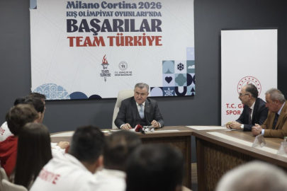 Bakan Bak 2026 Kış Olimpiyatları'na katılacak milli sporcuları kabul etti