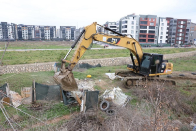 Nilüfer Belediyesi Balkan Mahallesi’nde kaçak barakaları yıktı