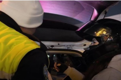 Yeni aldığı ehliyetin zarfını polise açtırdı