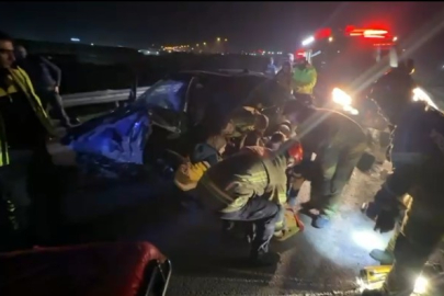 Bursa'da korkunç kaza: Bariyerlere çarpan araçta 2 kişi ağır yaralandı