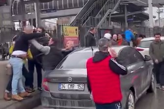 Bursa'da kaza sonrası sürücüler birbirine girdi