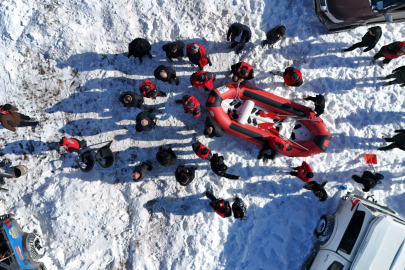 Karla kaplı dağdan donmuş gölete botla kaydılar