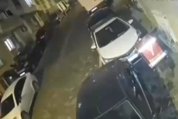 Komşular park yeri nedeniyle tartıştı, arabanın üstüne yanan bez atıldı