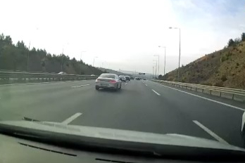 Sürücüyü sıkıştıran trafik magandası kamerada