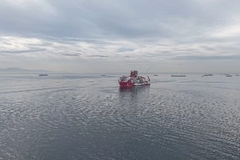 İstanbul Boğazı'na yaklaşan Türk sondaj gemisi böyle görüntülendi