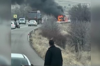 Yolcu minibüsü alev topuna döndü