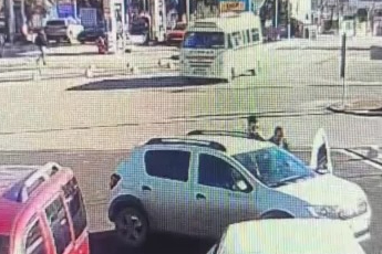 Yolcu minibüsü ile kamyonetin çarpıştığı kaza kameraya yansıdı