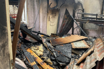 Alevlere teslim olan ev kullanılmaz hale geldi