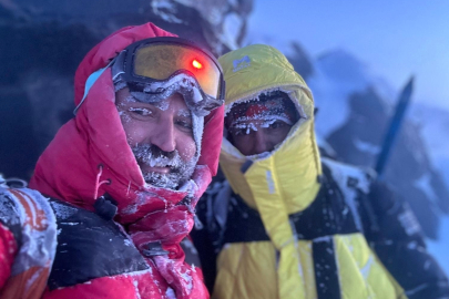 Dağcılardan Türkiye'nin zirvesine zorlu tırmanış