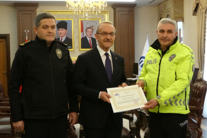 Maçta üşüyen çocuğa çorabını veren polis memuru ödüllendirildi