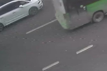 Ön kaldıran motosikletli park halindeki araca çarptı