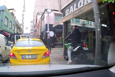 Trafikte kırmızı ışıkta beklememek için kaldırıma çıktı