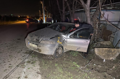 Bursa'da kontrolden çıkan otomobil ağaca çarptı: 4 yaralı