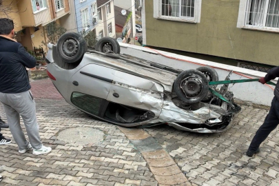 Doğal gaz kutusuna çarpan otomobil takla attı