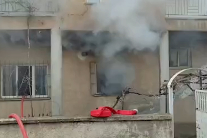 İtfaiyeci gaz sızdıran tüpü eliyle taşıyarak facianın önüne geçti