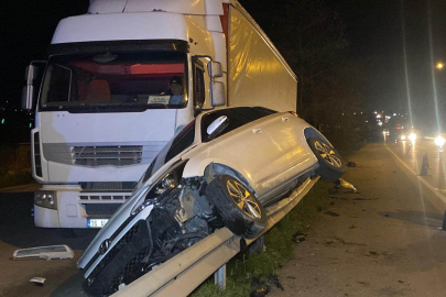 Otomobil bariyerlerde 15 metre sürüklenerek tıra çarptı