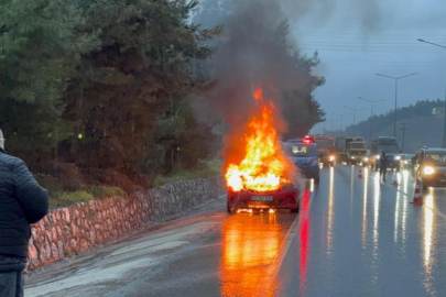 Bursa'da korku dolu anlar: Otomobil alev alev yandı