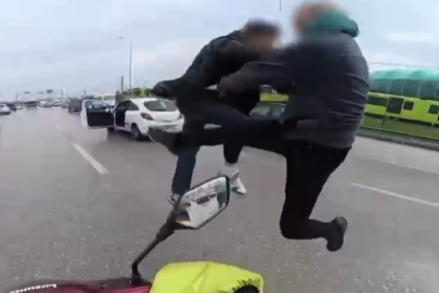 Bursa'da trafikte uçan tekmeli kavga