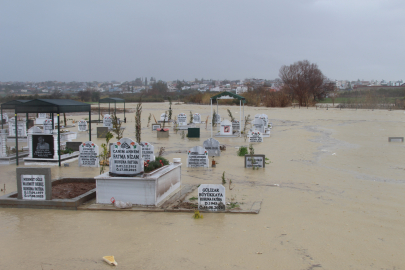 Kanal taştı, mezarlar sular altında kaldı