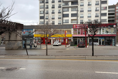 Kayganlaşan yolda kontrolden çıkan motosiklet ağaca çarptı