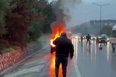 Motor arızası veren otomobil alev alev yandı