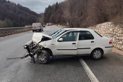 Bursa'da otomobil bariyerlere çarptı: 3 yaralı