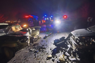 Bursa'da otomobiller kafa kafaya çarpıştı: 3 yaralı