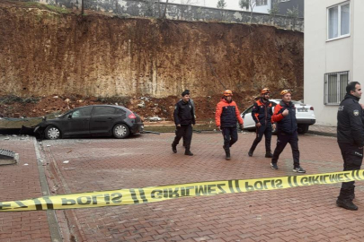 Facianın eşiğinden dönüldü: Sitenin istinat duvarı araçların üzerine çöktü