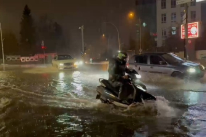 Bursa'da sağanak sonrası rögarlar taştı, cadde göle döndü