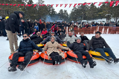 Ekskavatörle kızak yapıp soğuk havada halaylarla ısındılar