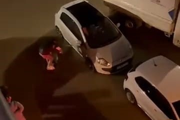 İnegöl'de sağanak hayatı felç etti: Aracına sandalyeyle böyle bindi