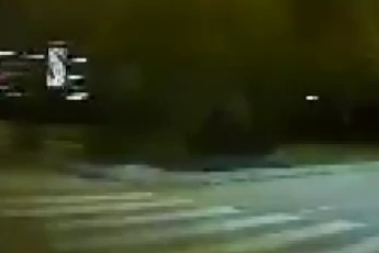 Motosikletinin önünü kaldırarak seyreden sürücü trafiği tehlikeye attı