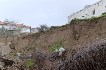 Sağanak yağmur okulun istinat duvarını yıktı