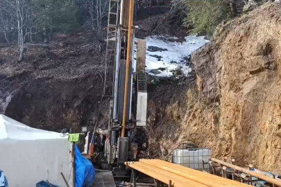 Üzerine kaya düşen işçi öldü