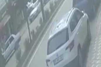  Aracın çarptığı yaya yola savruldu: Kaza anı kamerada