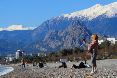 Karlı dağların gölgesinde deniz keyfi