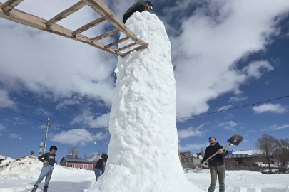 8 metre uzunluğundaki kardan adam kuleyi andırdı