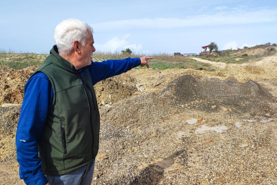 Depremzede aile evine giden tek yol kazılınca mağdur oldu