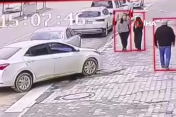 Devrilen motosiklet sürücüsü metrelerce sürüklendi