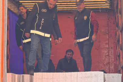 Mermer yüklü tırda gizlenen 4 kaçak göçmen yakalandı