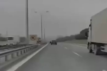 Otopilottaki Tesla karşı şeride daldı: O anlar kamerada