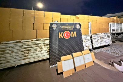 Polis 1 tır dolusu kaçak boş makaron ele geçirdi