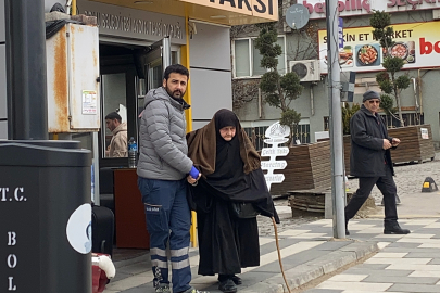 Çarptıkları yaşlı kadını taksi durağına bırakıp kaçtılar