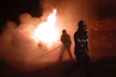 Park halindeki otomobil alevlere teslim oldu