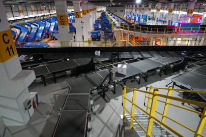 Saatte 25 bin kargo, insan eli değmeden bir araçtan diğerine yükleniyor