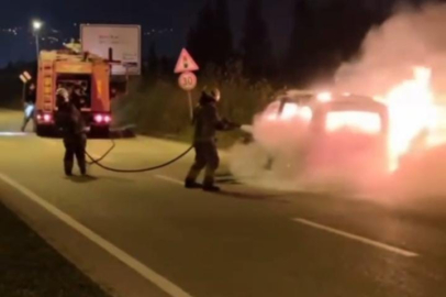 Seyir halindeyken alev alan otomobil kullanılmaz hale geldi