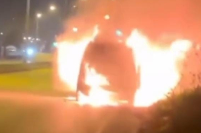 Seyir halindeyken alev alan otomobil kullanılmaz hale geldi