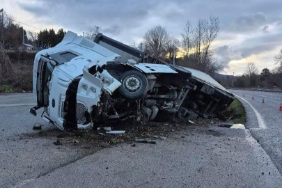 Bursa'da direksiyon hakimiyetini kaybeden TIR kanala uçtu