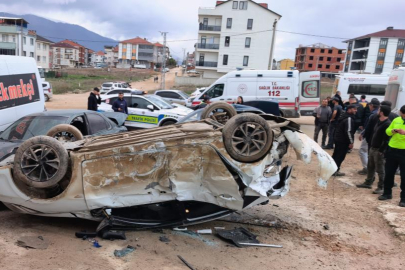 Bursa'da ehliyetsiz sürücü, park halindeki araçlara çarptı: 8 öğrenci yaralandı